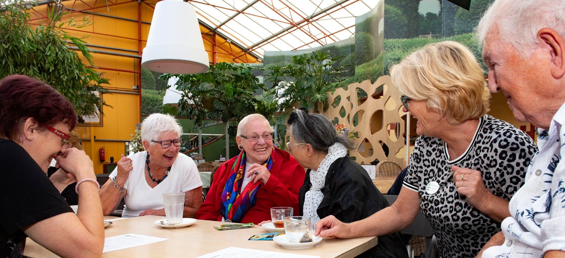 Eenzame ouderen vinden elkaar bij de inloop in Tuincentrum Osdorp georganiseerd door Amstelring Dagbesteding Leo Polak