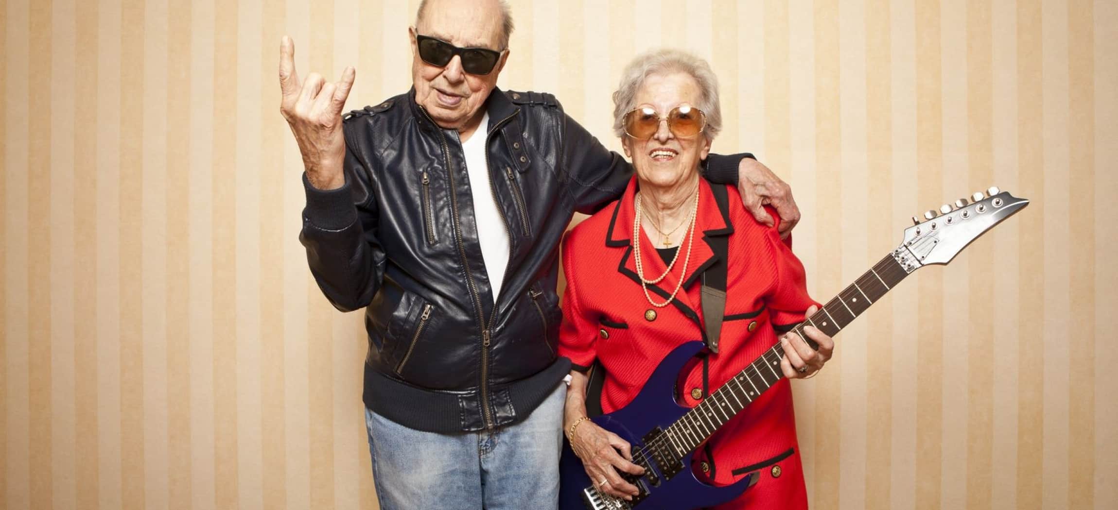 Twee hippe ouderen leren jasje en elektrische gitaar My Generation voor Rock-'n-Roll ouderen