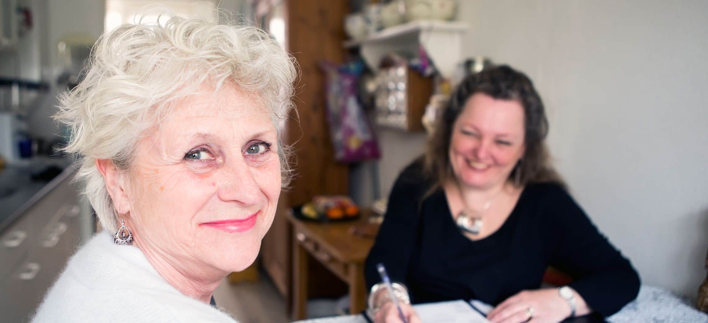 Keukentafelgesprek bij een vrouw thuis die hulp in huis nodig heeft
