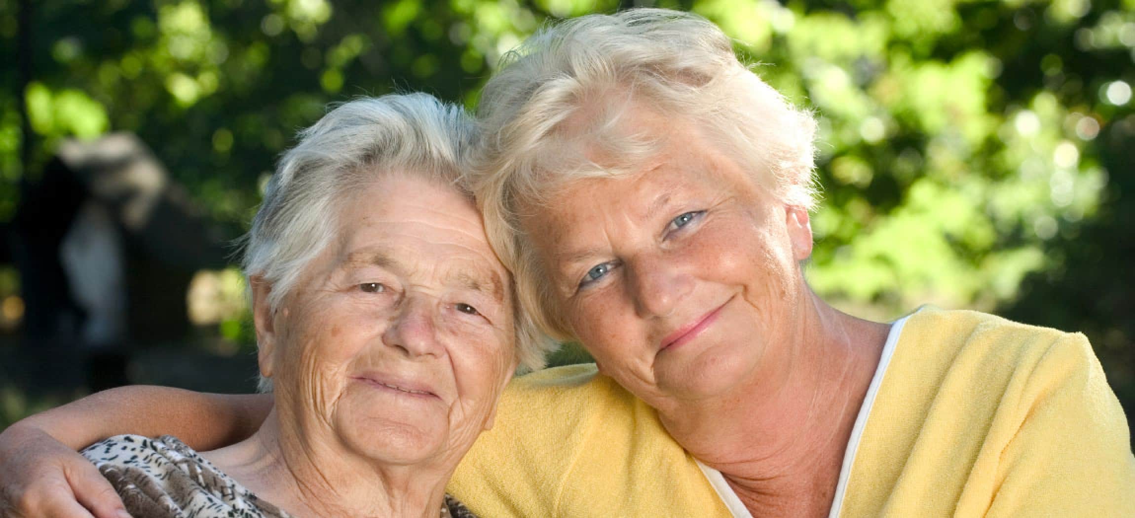Liefdevolle omhelzing tussen oma en dochter
