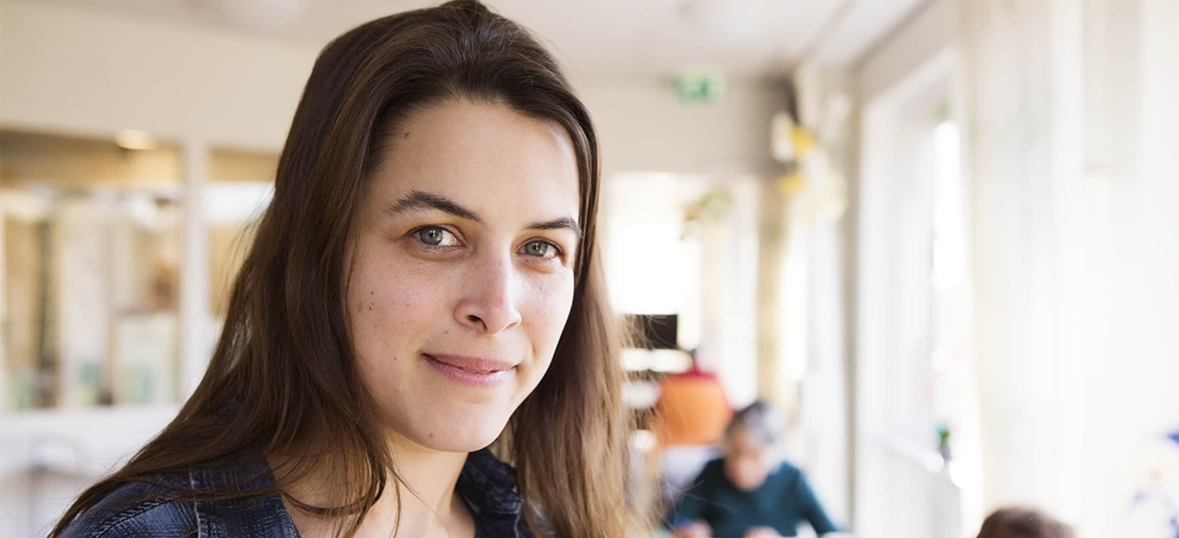 Jonge vrouw met bruin haar en bruine ogen close-up