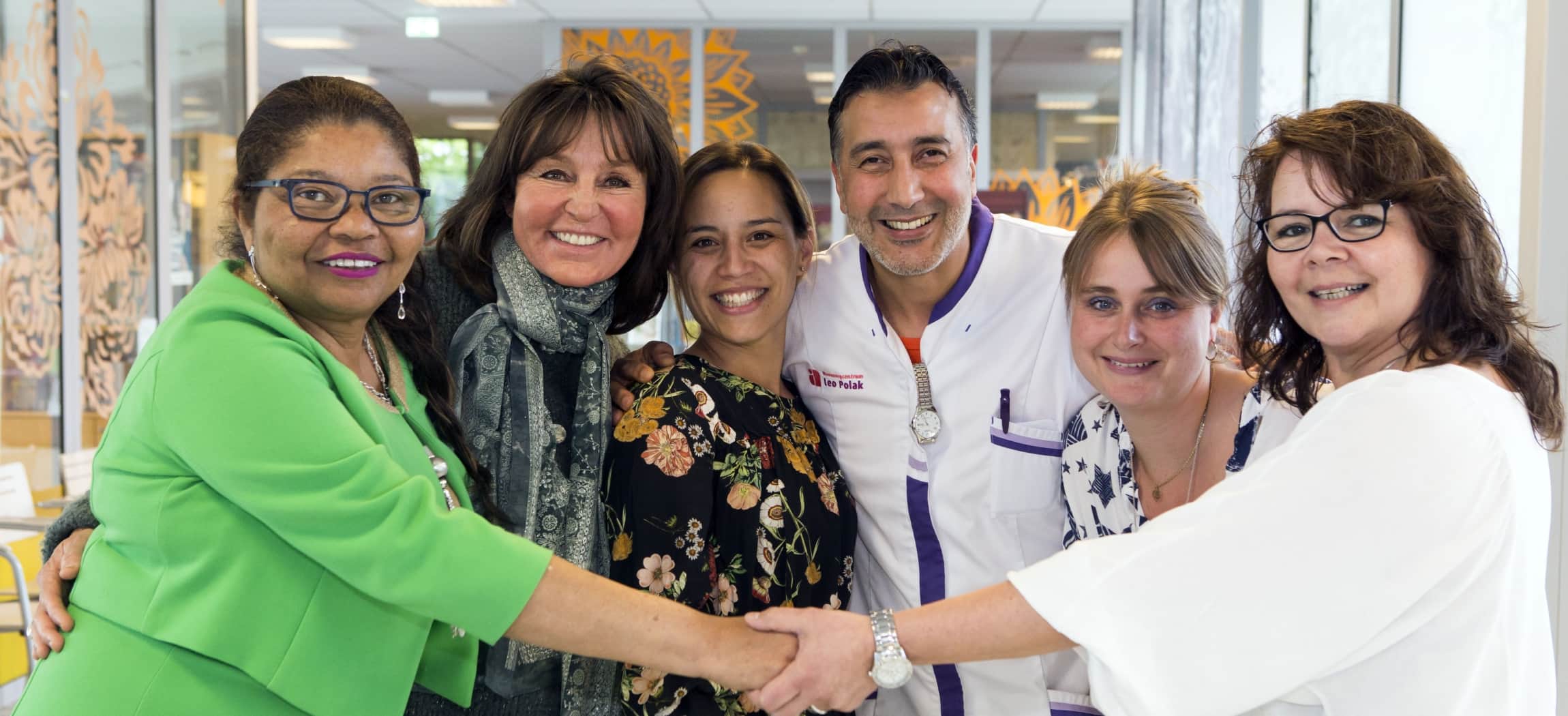 Teamwork medewerkers zorg in halve cirkel