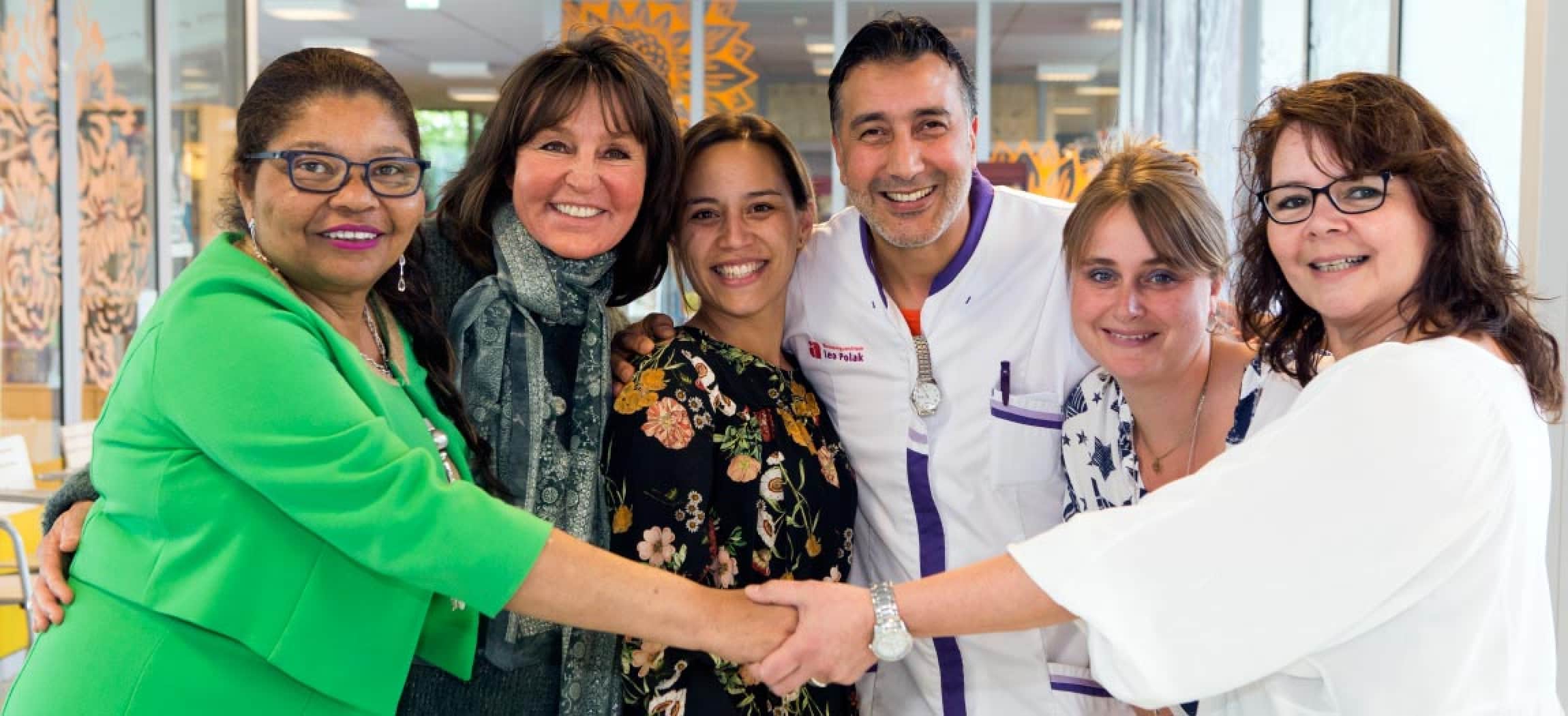 Een hecht team van vrouwelijke en mannelijke collega's in de zorgsector