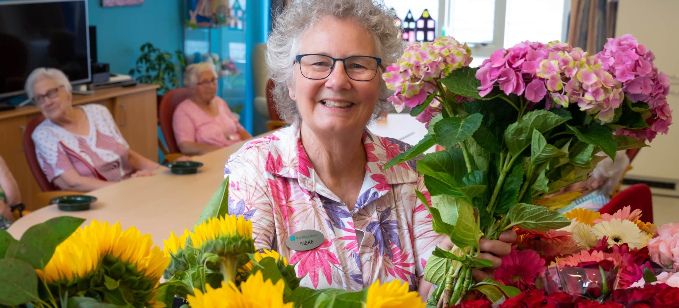 Vrijwilliger Ineke zorgt voor een fleurige dagbesteding in verpleeghuis Het Hoge Heem in Uithoorn
