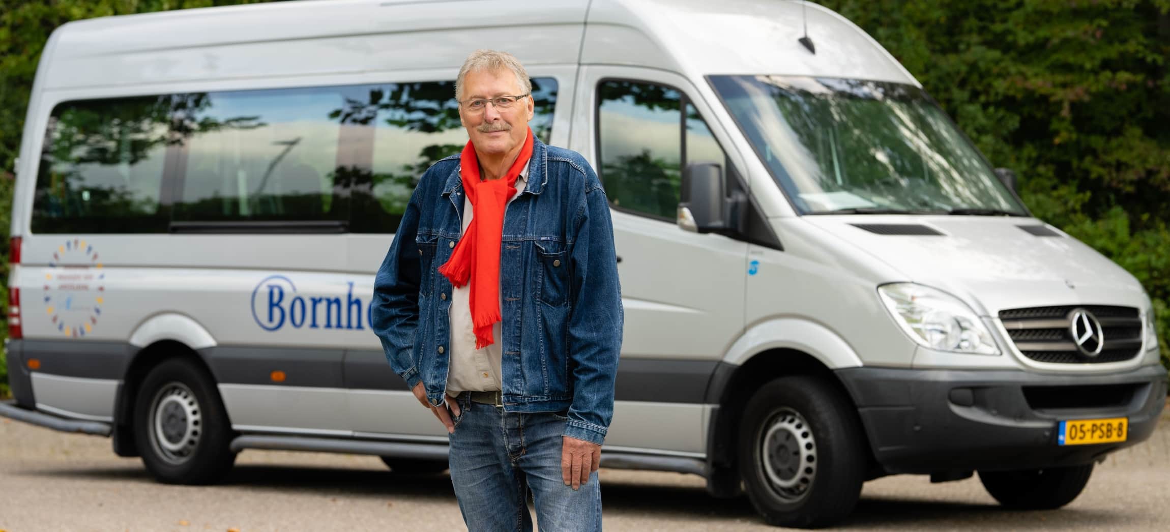 Als vrijwilliger rijdt Piet Koster oudere mensen naar uitjes, vanuit verpleeghuis Bornholm in Hoofddorp.