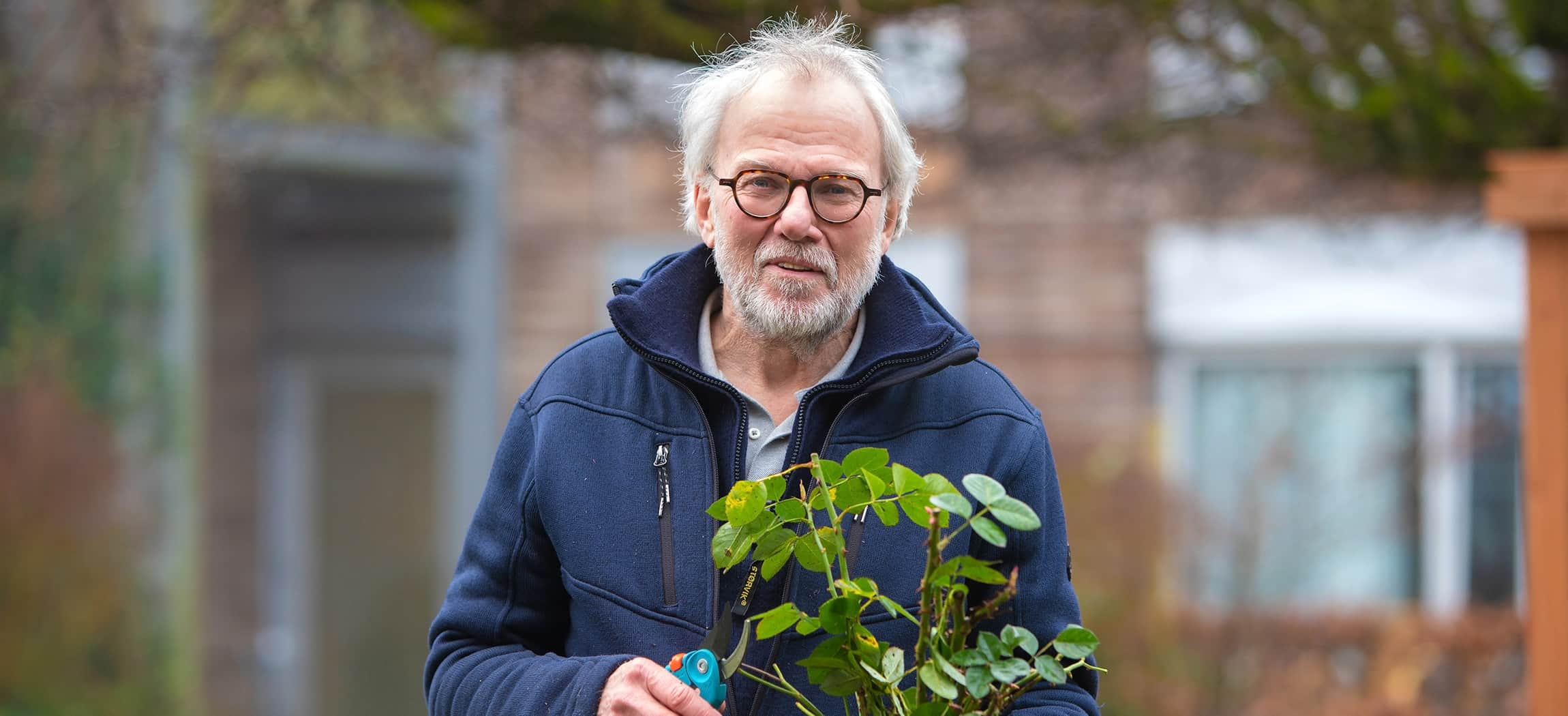 Vrijwilliger Ed is twee keer per week in de tuin van Vreugdehof te vinden.