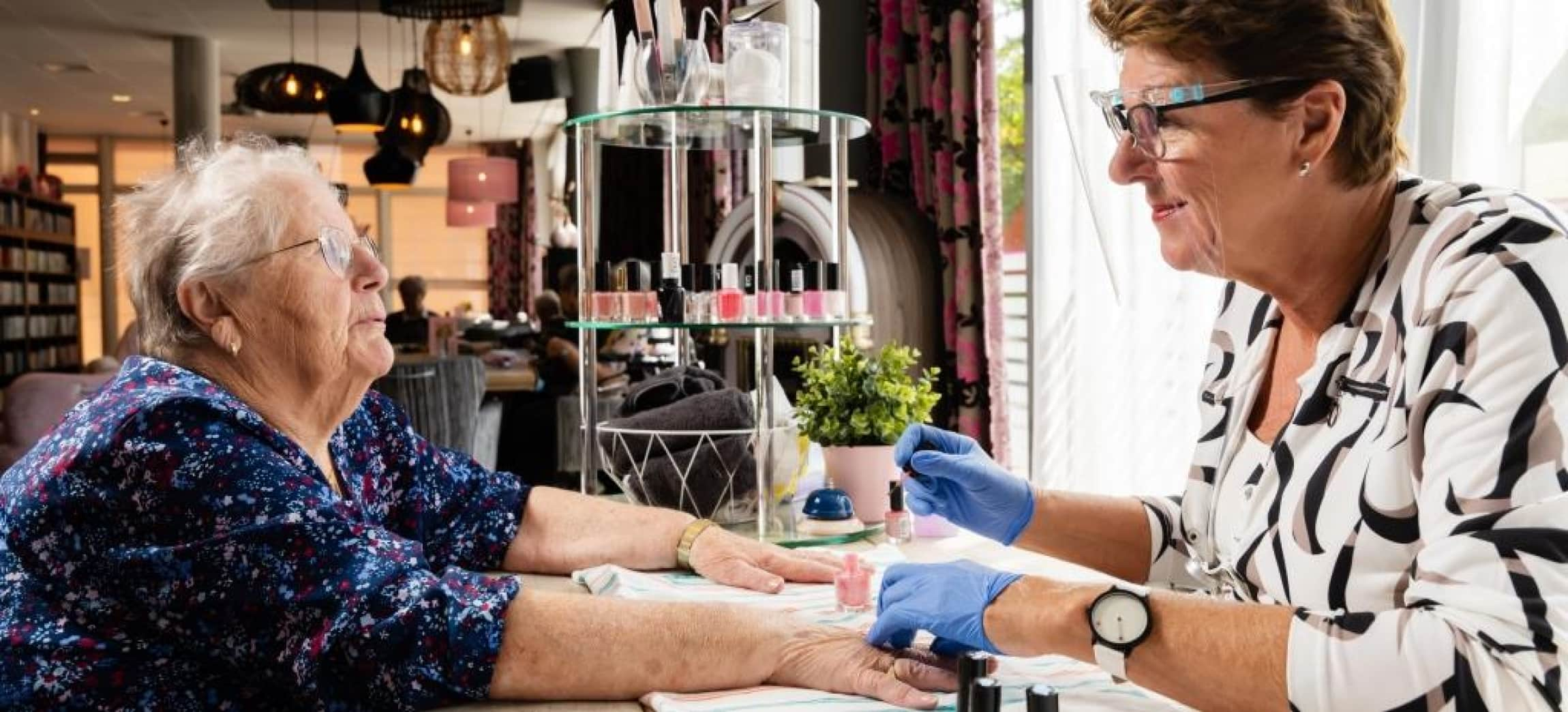 Agnes is vrijwilliger, ze verzorgt en lakt de nagels van mensen die in het verpleeghuis wonen