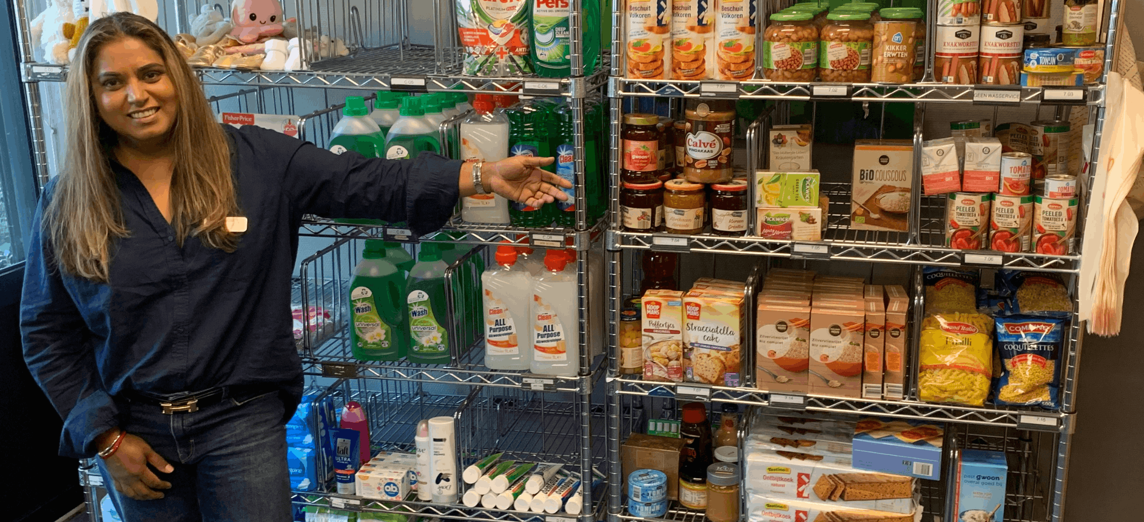 De Vreugdewinkel, een rek vol levensmiddelen voor collega's die het financieel moeilijk hebben