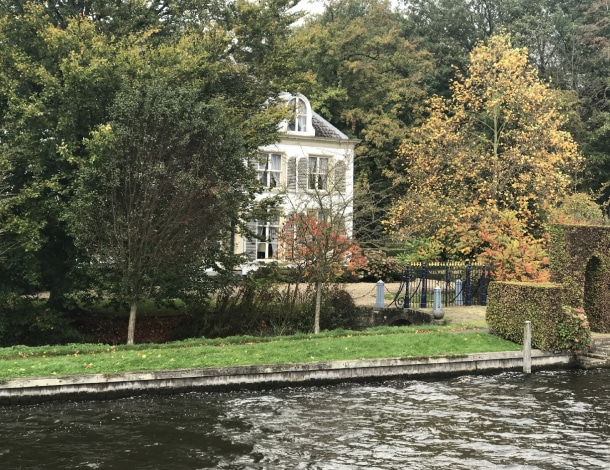 Ouderen drinken koffie aan tafel tijdens boottocht op de Rijn