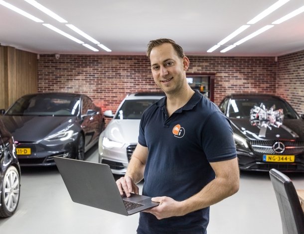 Automonteur repareert een auto die op hydraulische hef lift staat