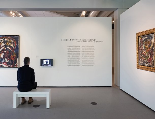 Standbeeld bij het Cobra museum in Amstelveen