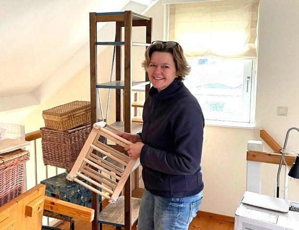 Kalende nette man met wollen gilet praat aan tafel met vrouw in roze pluizig vest