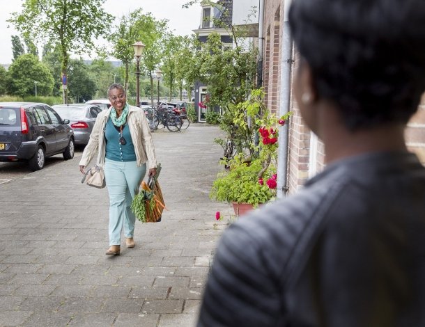 Vrouw loopt buiten met mobiele alarmknop