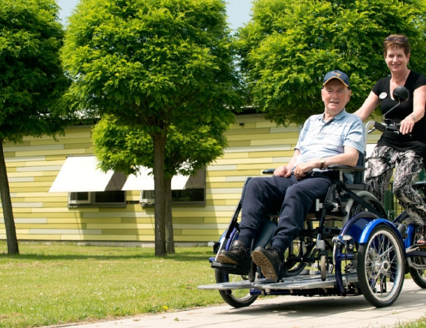 Rolstoelfiets met oudere man in rolstoel en verzorgende - rolstoeltransportfiets
