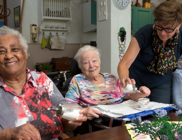 Lieve oude dames drinken samen een kopje koffie met suiker