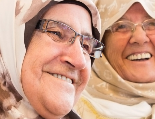 Twee vrolijke oudere dames met hoofddoek, omslagdoek of hijab