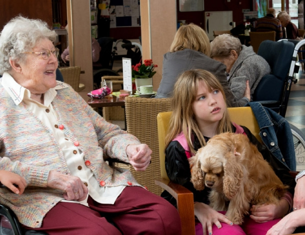 Familie met kinderen op bezoek bij oma