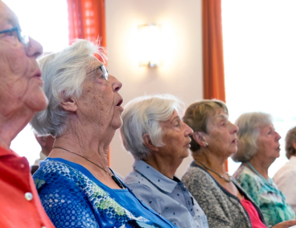 Dames zingen in het koor van een verpleeghuis in Hoofddorp