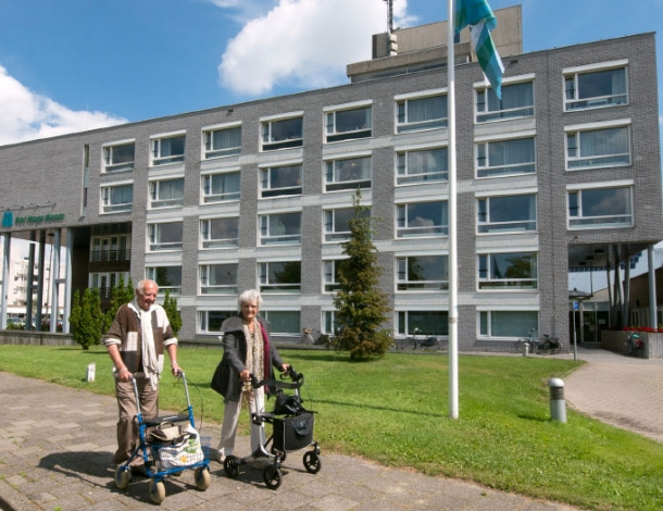 Man en vrouw lopen met rollators op straat bij verpleeghuis in Uithoorn