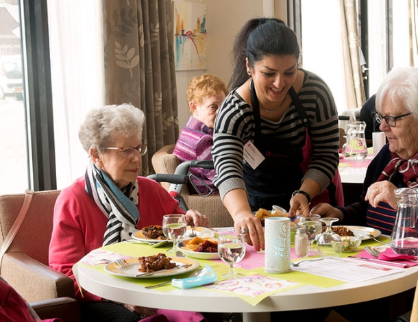 Drie oudere vrouwen eten samen in restaurant