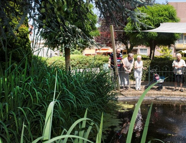 De mooie tuin van woonzorgcentrum De Venser in Amsterdam Zuidoost - De Venserpolder