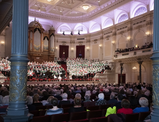 Concertgebouw tijdens kerstconcert voor ouderen