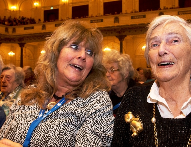 Twee vrouwen zingen mee tijdens optreden in Concertgebouw Amsterdam