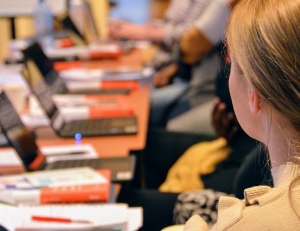 Leerlingen zitten samen te werken