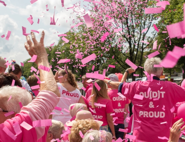 Roze lintjes regen met juichende roze-ouderen tijdens Gay Pride  Grey Pride in Amsterdam