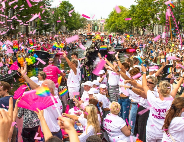 Canal Pride Amsterdam roze ouderen varen mee met Roze 75+ boot