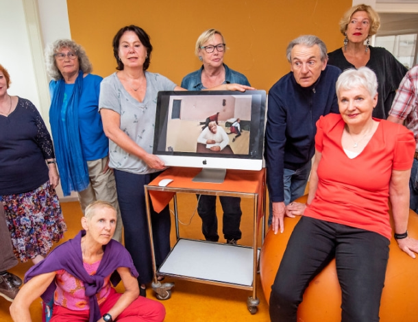 Groep deelnemers van Pop-up Museum Identities in zorgcentrum Vreugdehof