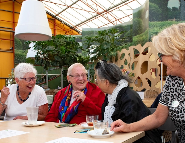 Eenzame ouderen vinden elkaar bij de inloop in Tuincentrum Osdorp georganiseerd door Amstelring Dagbesteding Leo Polak