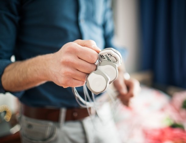 Man die bedsensor onder bed plaatst