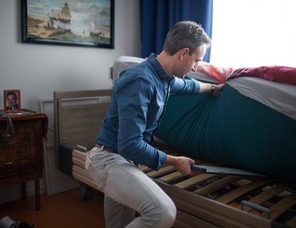 Man die bedsensor onder bed plaatst